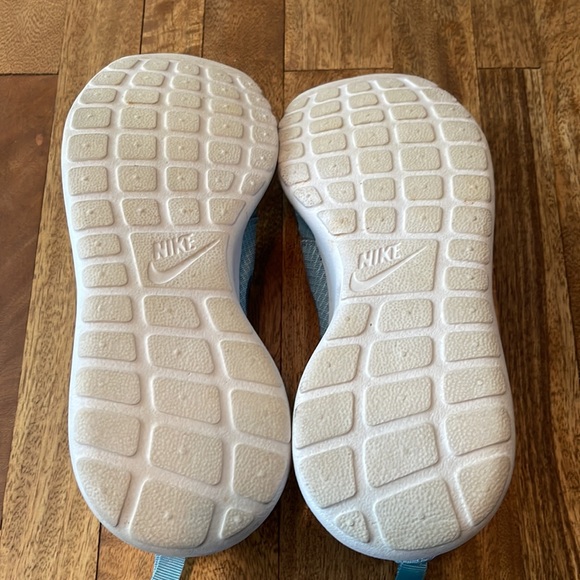 Nike Roshe Run Shoes - Picture 6 of 6